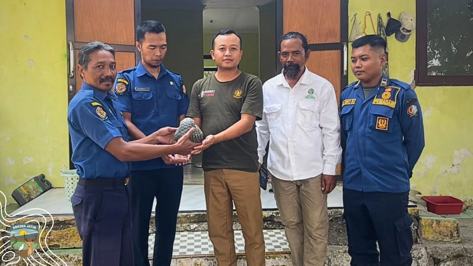 Ditemukan di Tepi Sungai, Warga Mlaten Serahkan Trenggiling Jawa