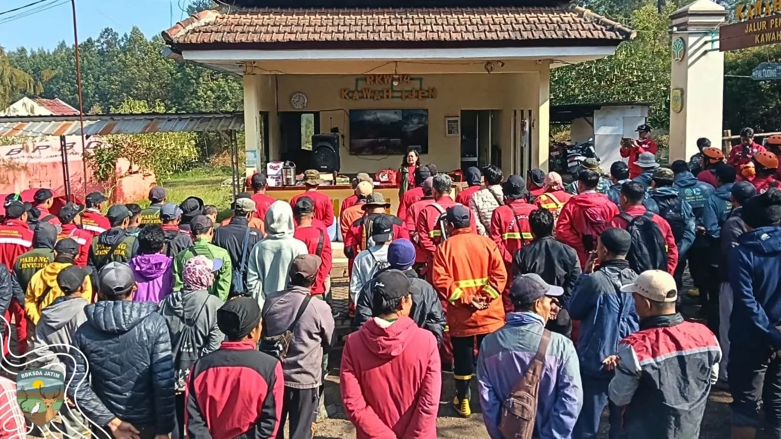 Ijen Tak Berasap, Namun Tim Manggala Agni Belum Beranjak