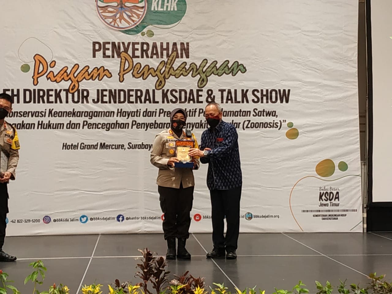 Penyerahan Piagam Penghargaan Oleh Dirjen KSDAE - Thumbnail 3